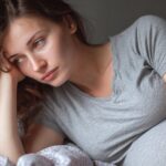 Trudnica leži budna u krevetu i deluje zabrinuto